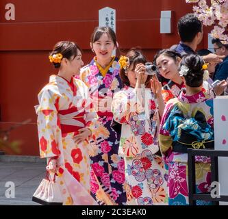 Weibliche Touristen mit gemieteten Kimono am Sensoji Temple Ground, Tokyo, Japan. Stockfoto