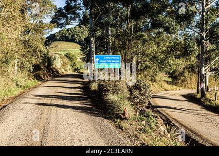Straßenschild in der Landschaft von Santa Catarina Staat. Treze Tilias, Santa Catarina, Brasilien. Stockfoto