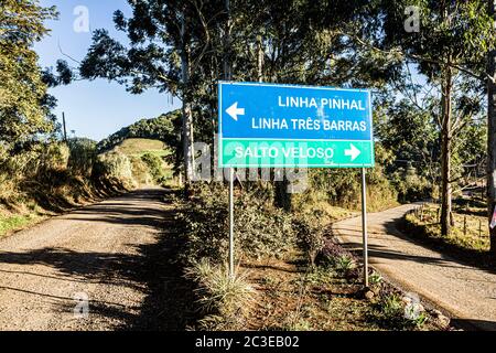 Straßenschild in der Landschaft von Santa Catarina Staat. Treze Tilias, Santa Catarina, Brasilien. Stockfoto