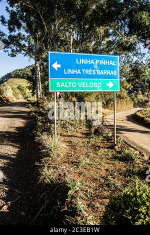Straßenschild in der Landschaft von Santa Catarina Staat. Treze Tilias, Santa Catarina, Brasilien. Stockfoto