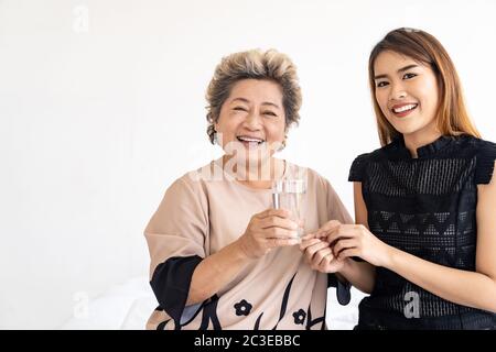 pfleger Pille vorbereiten Stockfoto