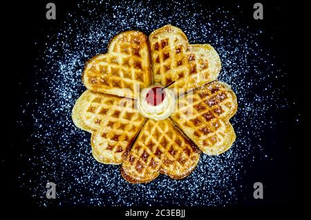 Hausgemachte Waffeln mit Puderzucker Stockfoto