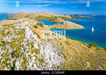 Nationalpark Kornati Archipel. Erstaunliche Steinwüstenlandschaft auf den Kornaten und blauen Adria Stockfoto