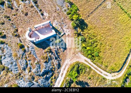 Die Ruine der Kirche Saint Lovre in Vrsi aus der Luft Stockfoto