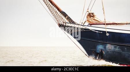 Das Bug eines großen Segelschiffs Stockfoto