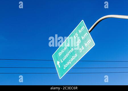 Straßenschild mit Namen und Entfernungen der Städte. Treze Tilias, Santa Catarina, Brasilien. Stockfoto