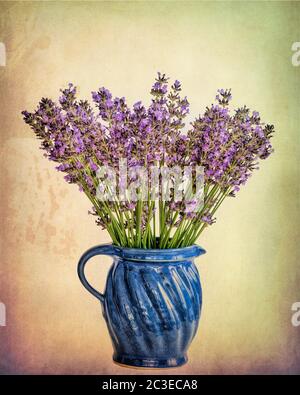 BLUMENKUNST: Lavendel in Keramikvase von Töpferin Doris Schickel (Bayern) Stockfoto