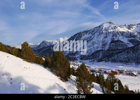 Verschneite Landschaft von Montgenvre in den Hochalpen im Winter Stockfoto