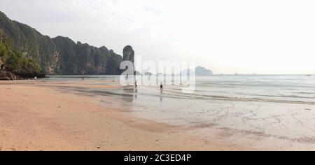 Strand und Urlaub Vibes in Ao Nang, Thailand. Stockfoto