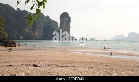 Strand und Urlaub Vibes in Ao Nang, Thailand. Stockfoto