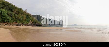 Strand und Urlaub Vibes in Ao Nang, Thailand. Stockfoto