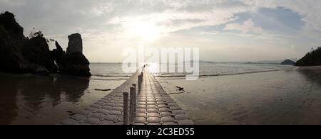 Strand und Urlaub Vibes in Ao Nang, Thailand. Stockfoto