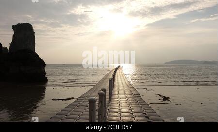 Strand und Urlaub Vibes in Ao Nang, Thailand. Stockfoto