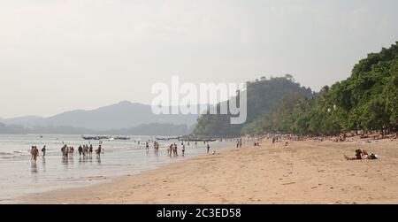 Strand und Urlaub Vibes in Ao Nang, Thailand. Stockfoto