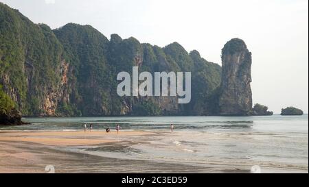 Strand und Urlaub Vibes in Ao Nang, Thailand. Stockfoto