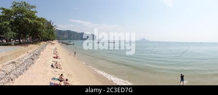 Strand und Urlaub Vibes in Ao Nang, Thailand. Stockfoto