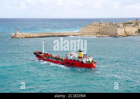 VALLETTA, MALTA - 31. DEZEMBER 2019: Blick von Fort St Elmo auf Red and Green Lighthouse Pier Licht am Hafen Eingang des Grand Harbour Valletta Stockfoto