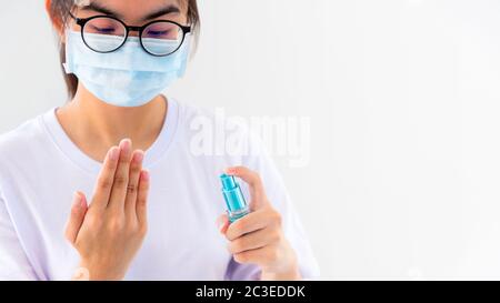 Handreinigung mit Alkoholspray Stockfoto