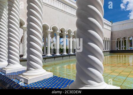 Bandar Seri Begawan, Brunei: Waschbecken und Kolonnaden des Masjid Omar 'Ali Saifuddien, einer königlichen Moschee, die 1958 fertiggestellt wurde. Stockfoto