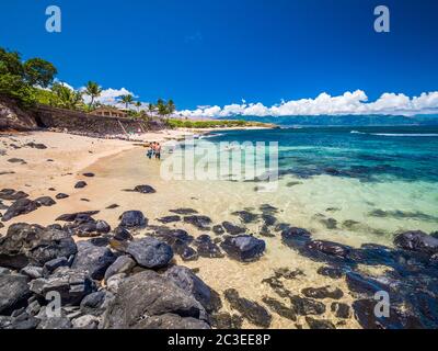 Ho'okipa Beach Park in Maui Hawaii - Aug 2019: Renommierter Windsurf- und Surfplatz für Wind, große Wellen und große Schildkröten, die auf Sand trocknen. Schnorchelparadi Stockfoto