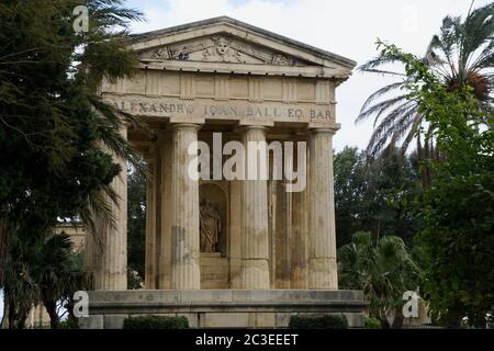 VALLETTA, MALTA - 31. DEZEMBER 2019: Denkmal für Sir Alexander Ball in den Lower Barrakka Gärten während der Winterzeit Stockfoto