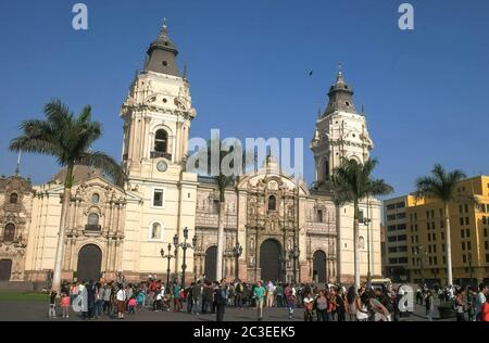 LIMA, PERU - Juni, 12, 2016: Vor der Kathedrale von Lima an der Plaza Mayor, Peru Stockfoto