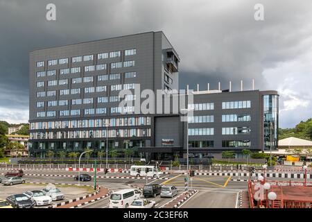 Bandar Seri Begawan, Brunei: Bürogebäude an der Kianggeh Road; Ende 2018 nicht belegt. Stockfoto