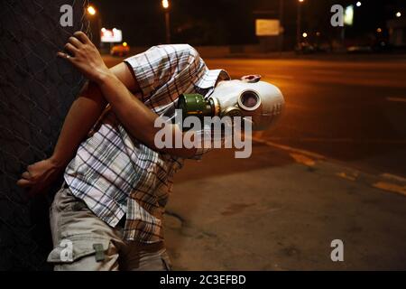 Mann in eine Gasmaske am Abend Straße Stockfoto