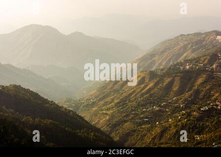 Ein spektakulärer Blick auf die grünen Bergkämme rund um die Stadt Shimla. Stockfoto