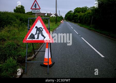 Juni 2020 - Autobahnschilder für Straßenarbeiten vor Stockfoto