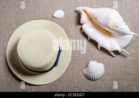 Ferienwohnungen mit Strohhut und Muscheln Meer Stockfoto