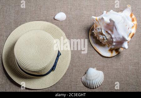 Ferienwohnungen mit Strohhut und Muscheln Meer Stockfoto