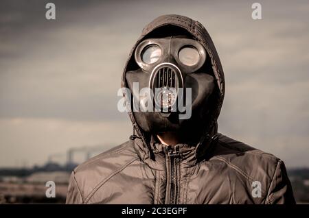 Porträt eines Mannes in einer Gasmaske und einer Kapuze aus nächster Nähe Stockfoto