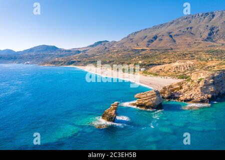 Der Strand von Triopetra mit türkisblauem Meer im Süden von Kreta, Griechenland Stockfoto