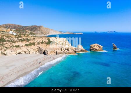 Der Strand von Triopetra mit türkisblauem Meer im Süden von Kreta, Griechenland Stockfoto