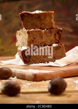 Brotscheiben Pudding wartet auf eingepackt werden für das Mittagessen, Snack-Pause, Lebensmittel Porträt Stockfoto