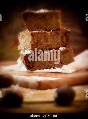 Brotscheiben Pudding wartet auf eingepackt werden für das Mittagessen, Snack-Pause, Lebensmittel Porträt Stockfoto