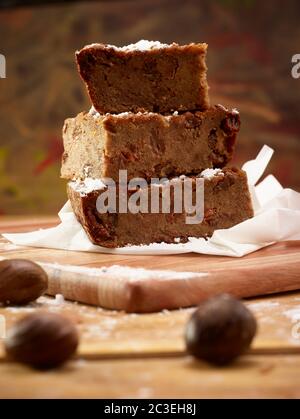 Brotscheiben Pudding wartet auf eingepackt werden für das Mittagessen, Snack-Pause, Lebensmittel Porträt Stockfoto