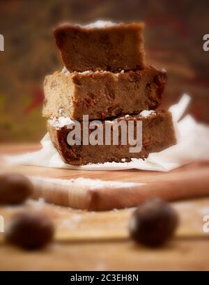 Brotscheiben Pudding wartet auf eingepackt werden für das Mittagessen, Snack-Pause, Lebensmittel Porträt Stockfoto