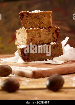 Brotscheiben Pudding wartet auf eingepackt werden für das Mittagessen, Snack-Pause, Lebensmittel Porträt Stockfoto