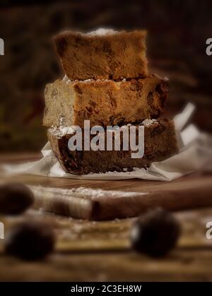 Brotscheiben Pudding wartet auf eingepackt werden für das Mittagessen, Snack-Pause, Lebensmittel Porträt Stockfoto