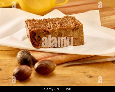 Brotscheiben Pudding wartet auf eingepackt werden für das Mittagessen, Snack-Pause, Lebensmittel Porträt Stockfoto