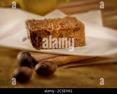 Brotscheiben Pudding wartet auf eingepackt werden für das Mittagessen, Snack-Pause, Lebensmittel Porträt Stockfoto