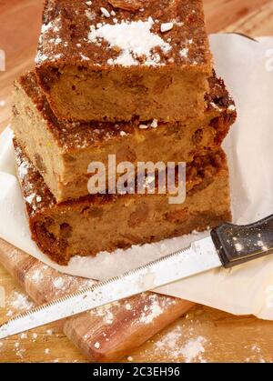 Brotscheiben Pudding wartet auf eingepackt werden für das Mittagessen, Snack-Pause, Lebensmittel Porträt Stockfoto