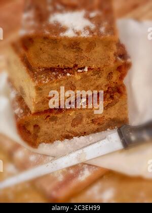 Brotscheiben Pudding wartet auf eingepackt werden für das Mittagessen, Snack-Pause, Lebensmittel Porträt Stockfoto