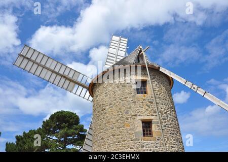 Windmühle auf dem Land, Frankreich Stockfoto
