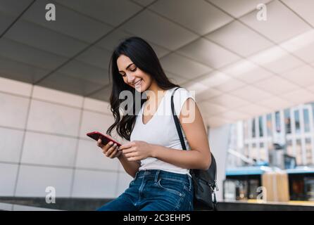 Schöne lächelnde indische Frau mit Handy, Kommunikation, Chat, Online-Shopping. Erfolgreiche asiatische Blogger Streaming Video Stockfoto