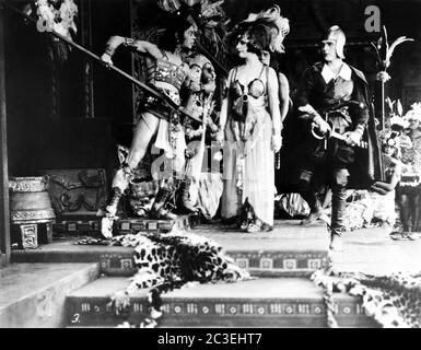 THEODORE KOSLOFF GERALDINE FARRAR UND WALLACE REID in THE WOMAN GOD FORGOT 1917 Regie CECIL B. DeMille Schriftsteller Jeanie Macpherson und William C. de Mille Kostümbild Natacha Rambova Artcraft Pictures Corporation / Paramount Pictures Stockfoto