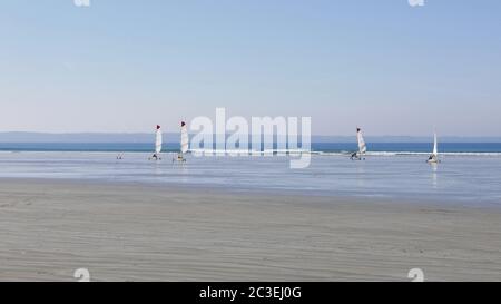 Sandsegeln am Strand von Penrez in finistere Stockfoto