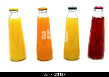 Vier Flaschen Fruchtsaft, Kirsche, Orange, Ananas Stockfoto